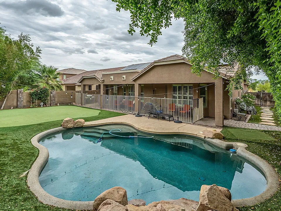 1819 E Fawn Dr
