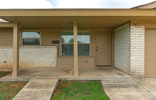 741 N Dallas Ave — Photo 5