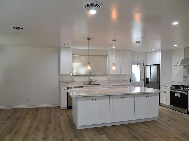 23942 Victory Blvd — Photo 1