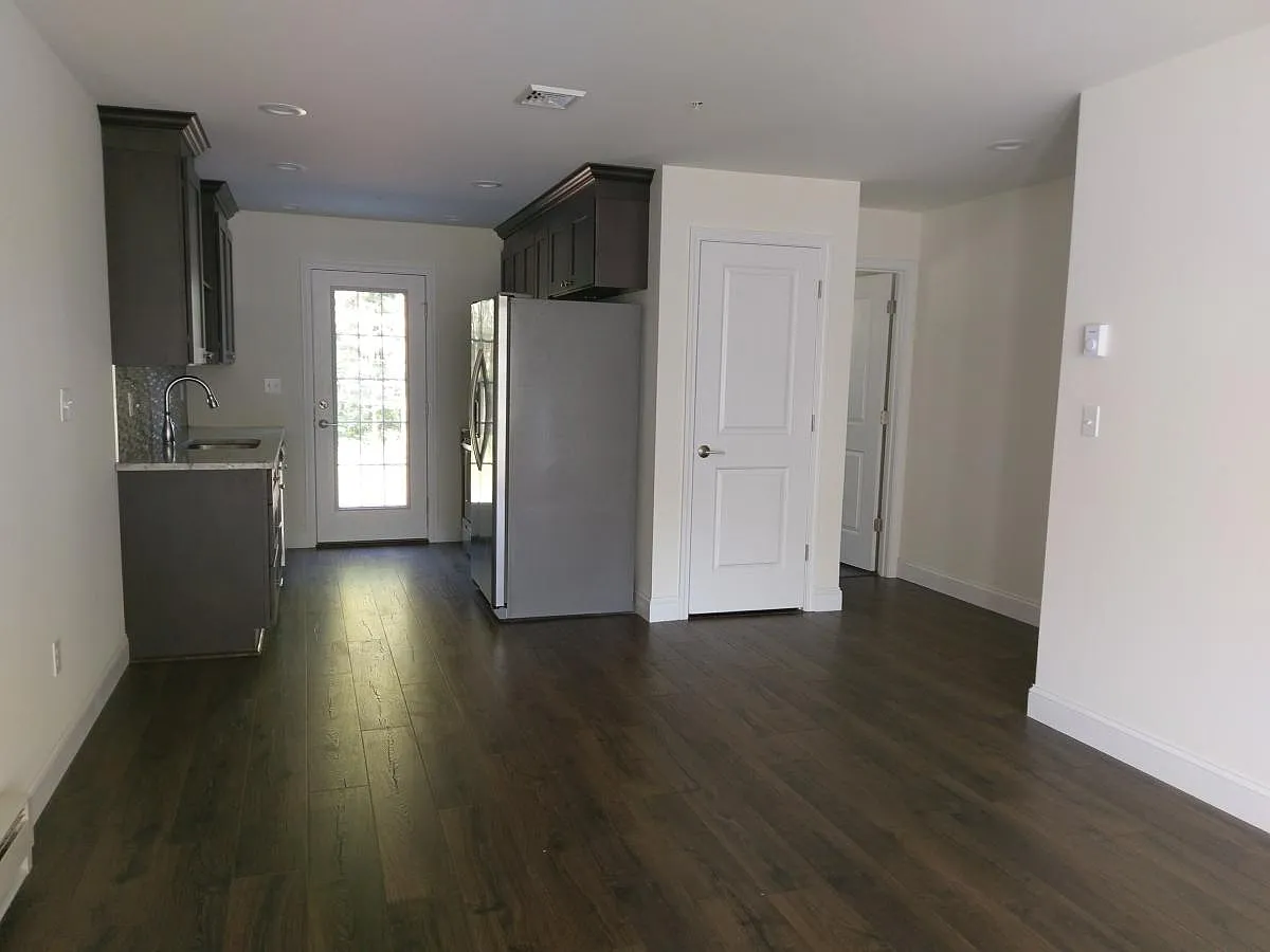 2 bed, 1.5 bath, 1050 sqft, $2,200 — Photo 4