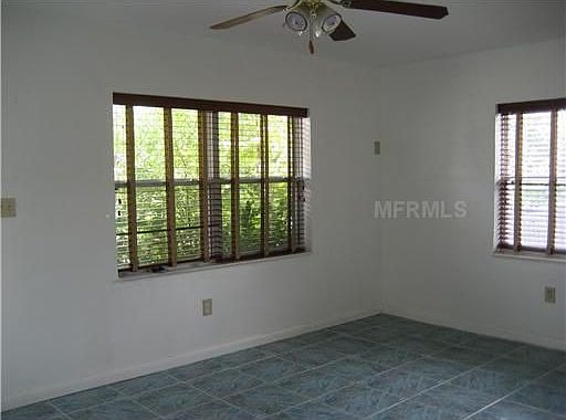 3rd image of 218 Townsend Ave E