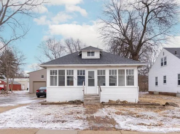 1013 W 20th St, Cedar Falls, IA 50613