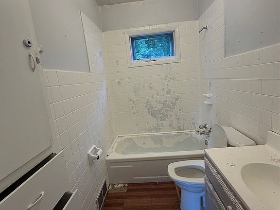 4th image of 4038 6th Ave