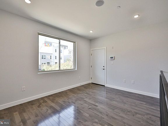 5th image of 1941 N Darien St #1