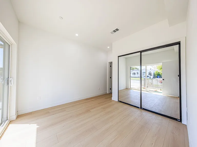 2847 S. Victoria Ave — Photo 7