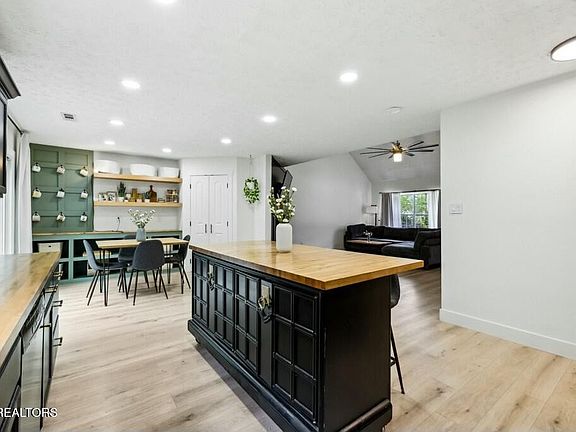 3rd image of 3144 Kingsmore Dr