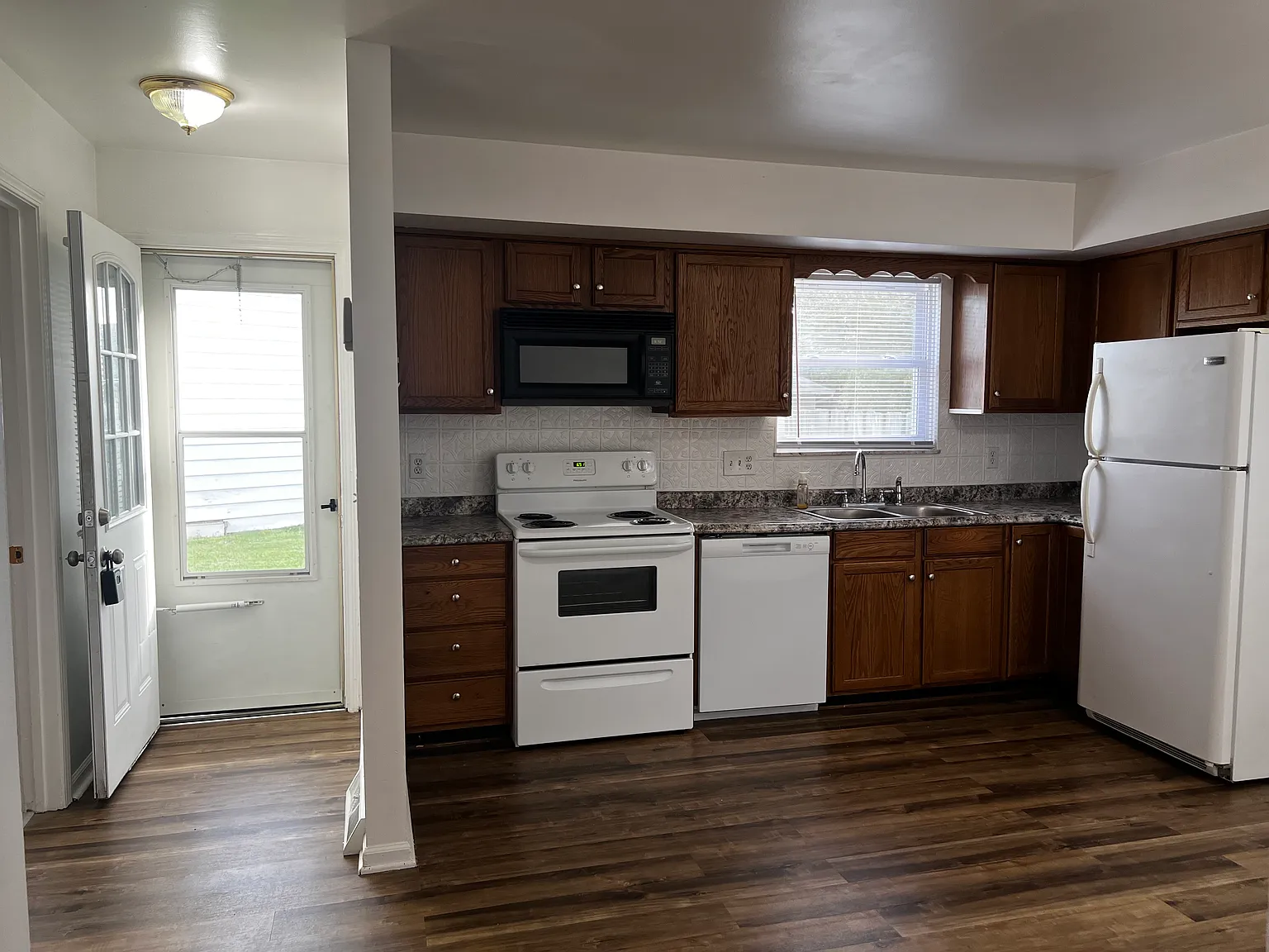 3 bed, 1.5 bath, 1200 sqft, $1,350 — Photo 4