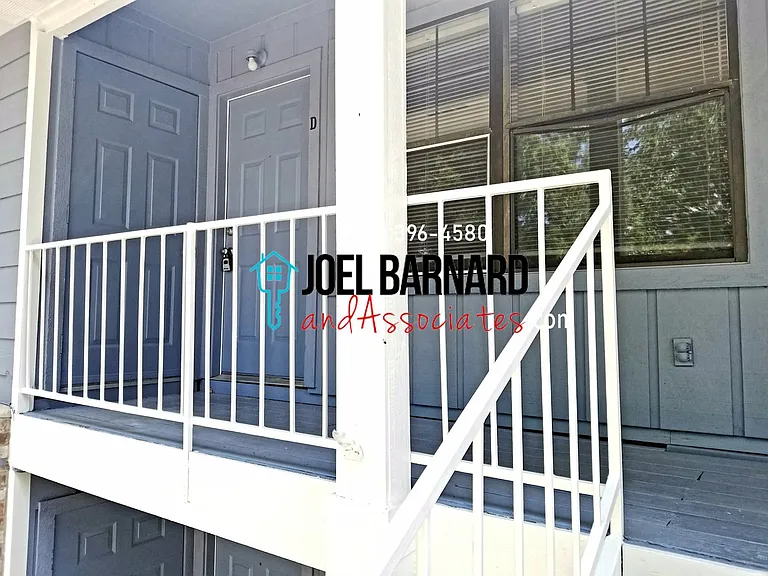 110 Lady Bird Lane — Photo 3