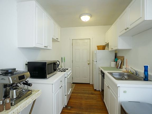 2nd image of 3823 N Greenview Ave #E3