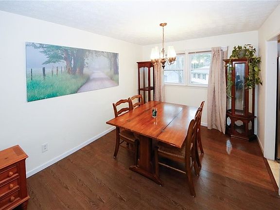 5th image of 1018 Woodbridge Way NE