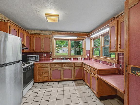 2nd image of 1460 Goodrich St