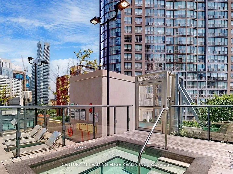 955 Bay St #913 — Photo 18