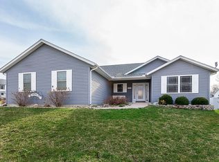 5323 Hillandale Rd, Davenport, IA 52806