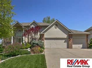 607 Fleetwood Dr, Papillion, NE 68133