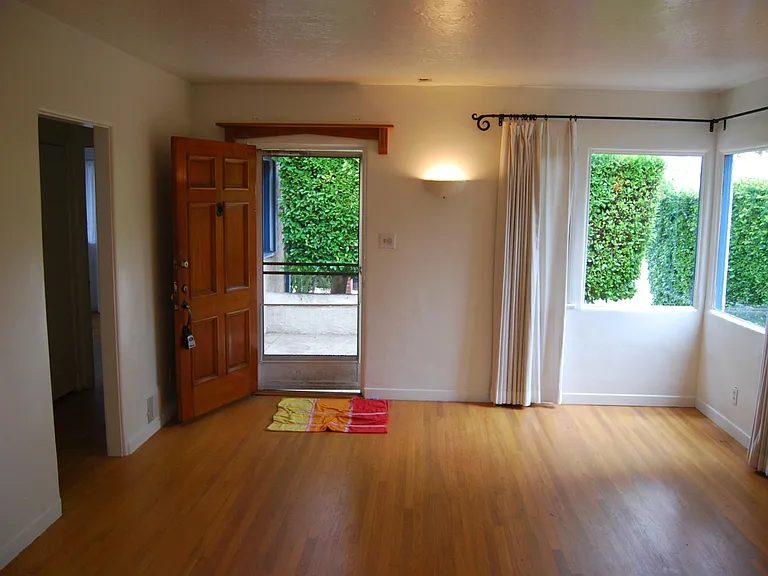 9012 Phyllis Ave — Photo 2