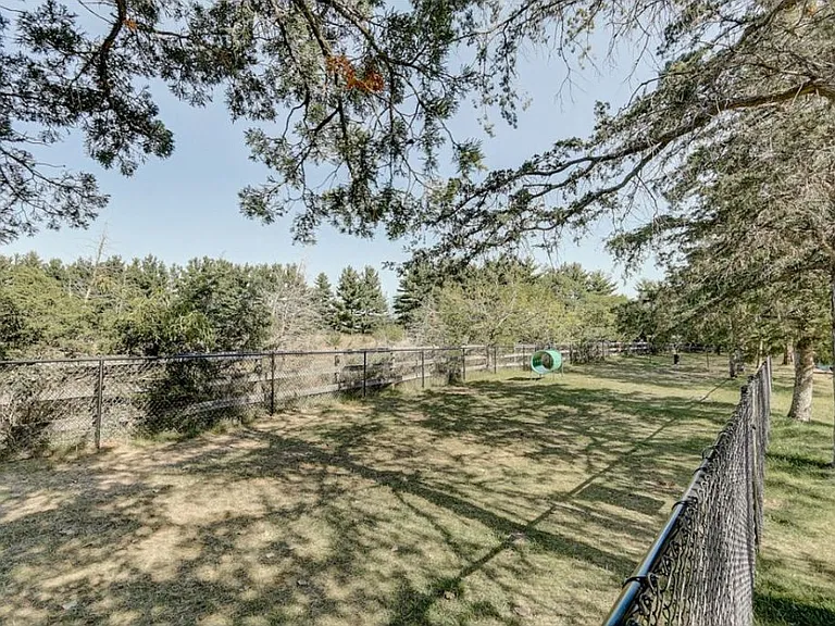 Lake Country Village Apartments — Photo 36