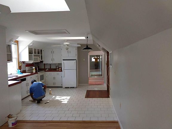 Open floor plan kitchen, freshly painted, grout sparkling clean!