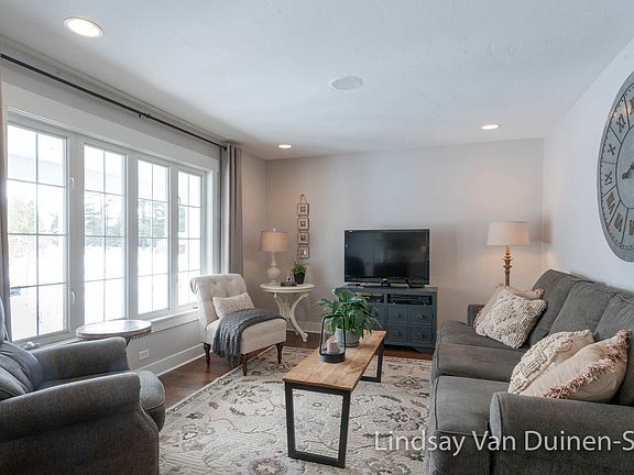 3rd image of 1651 Barry St