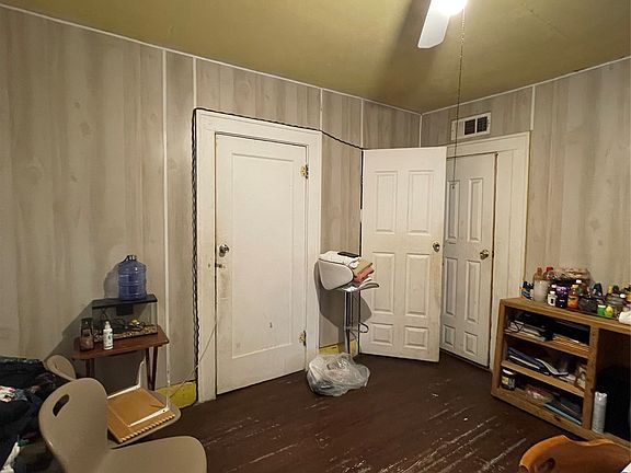 4th image of 607 Neches St