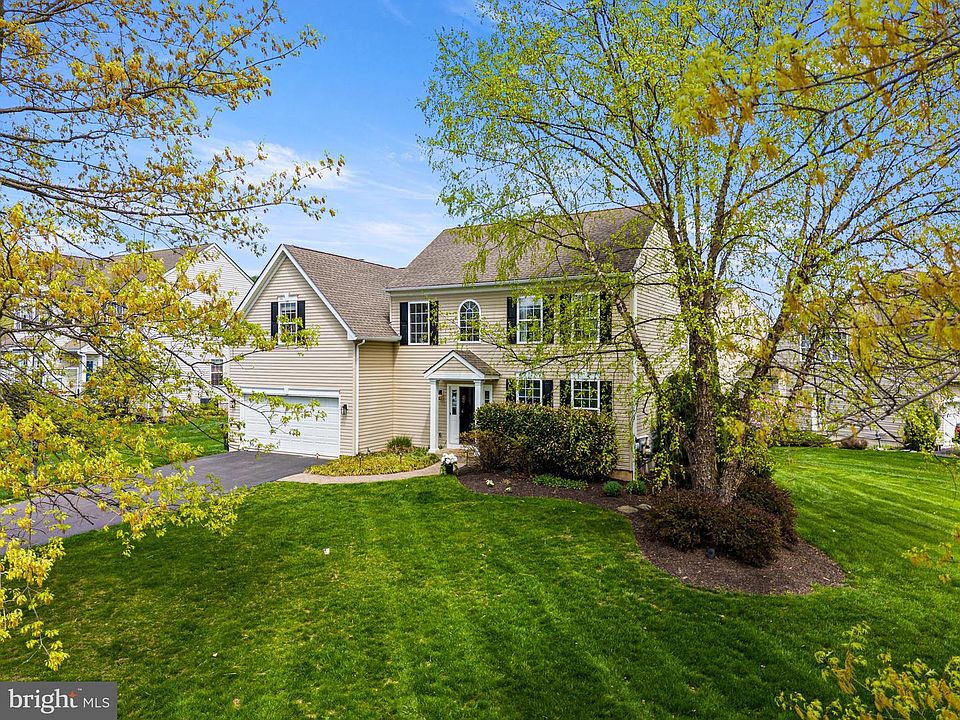 1st image of 205 Hidden Creek Dr