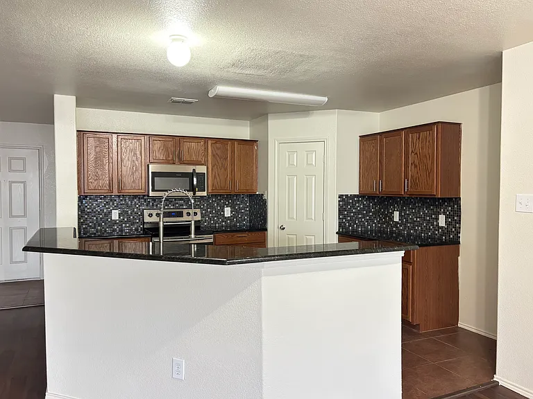 7508 Lazy Spur Blvd — Photo 5