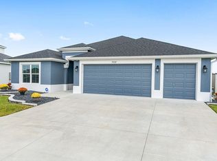 7537 Chastain Cir, Okahumpka, FL 34762