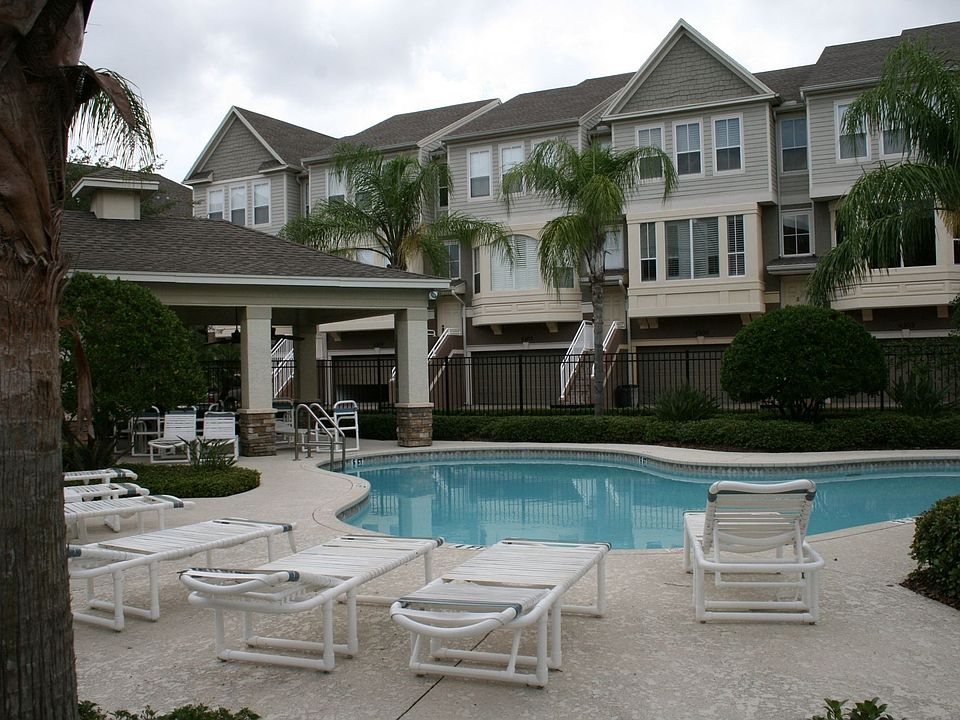LIving room over looks pool