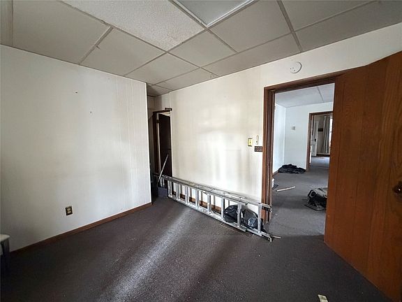 5th image of 28 Riverside Dr