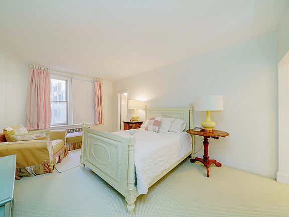 4th image of 10 Gracie Sq #6D