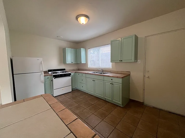 Ideal Urban Location for a Modern 1 Bed Apartment — Photo 24