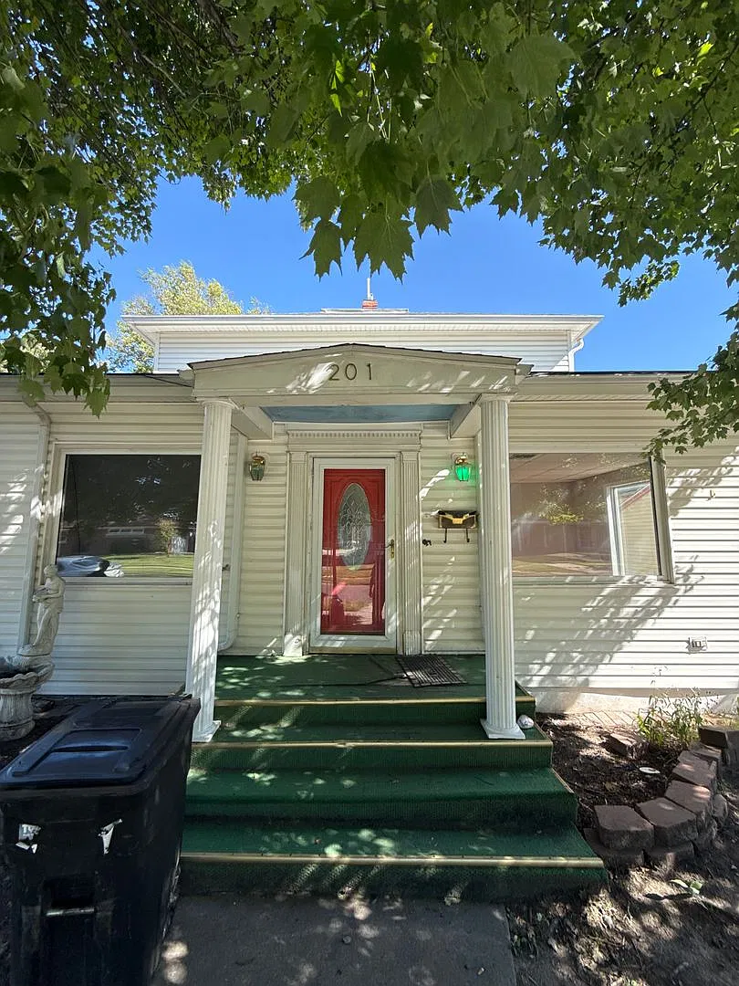 201 S. Cottonwood — Photo 1