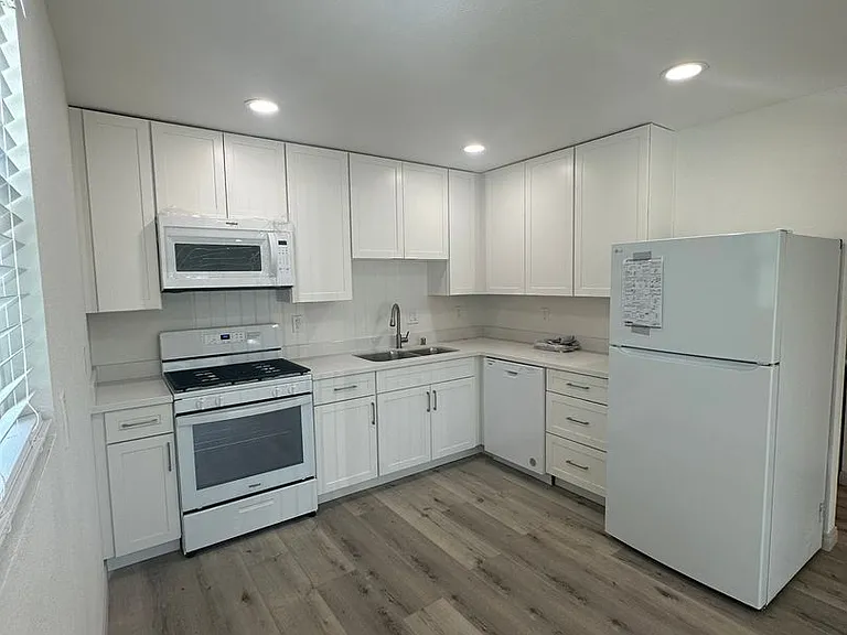 202-204 Calla Ave — Photo 9