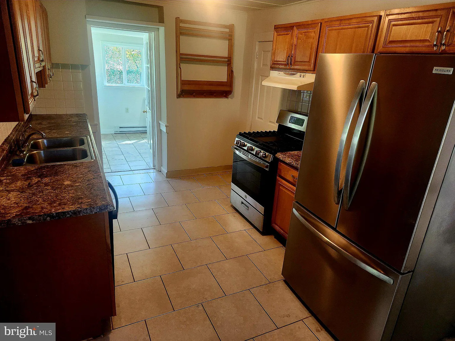 3 bed, 2.5 bath, 2308 sqft, $3,900 — Photo 4