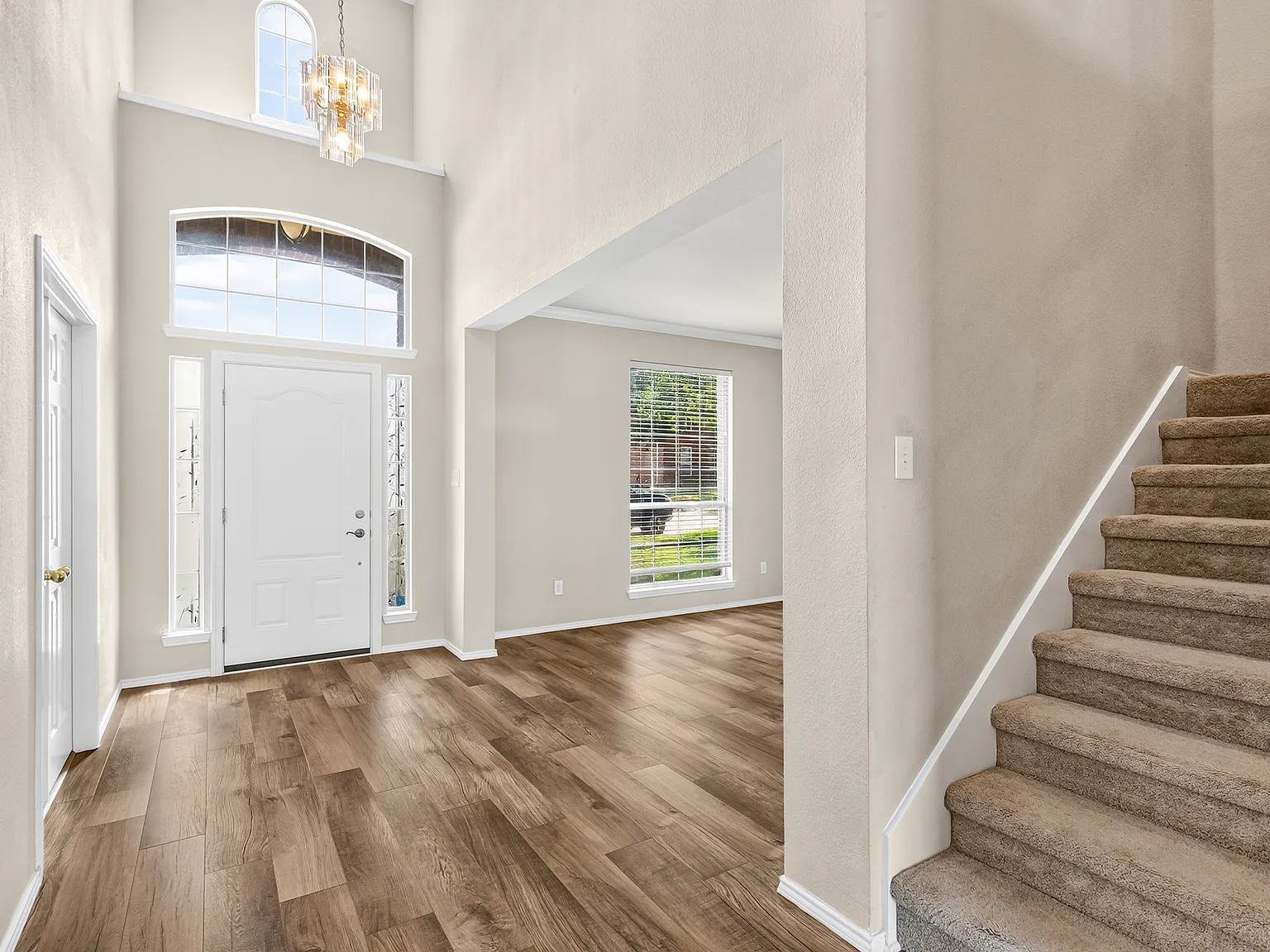 5 bed, 3307 sqft, $3,300 — Photo 2