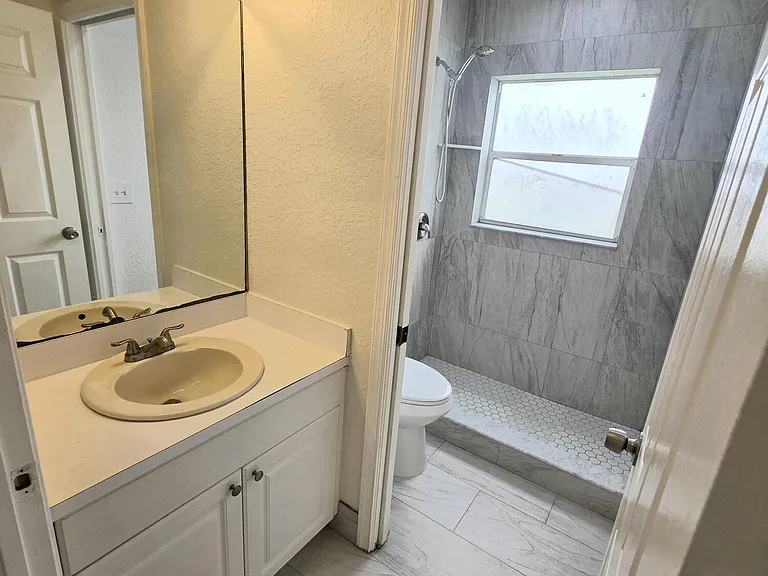 569 E Ridge Cir N — Photo 14