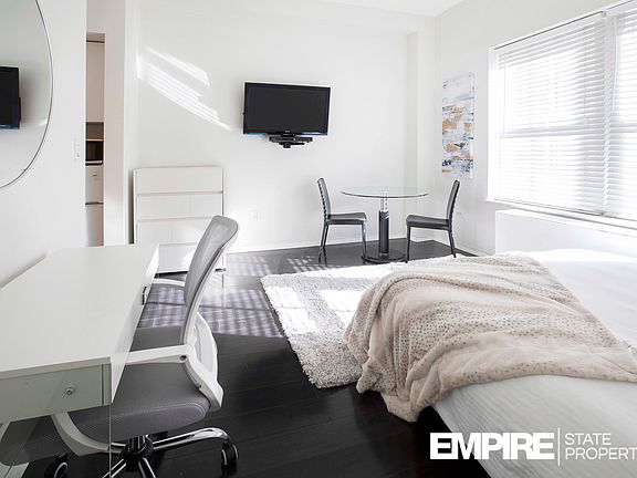 3rd image of 150 W 51st St APT 2032