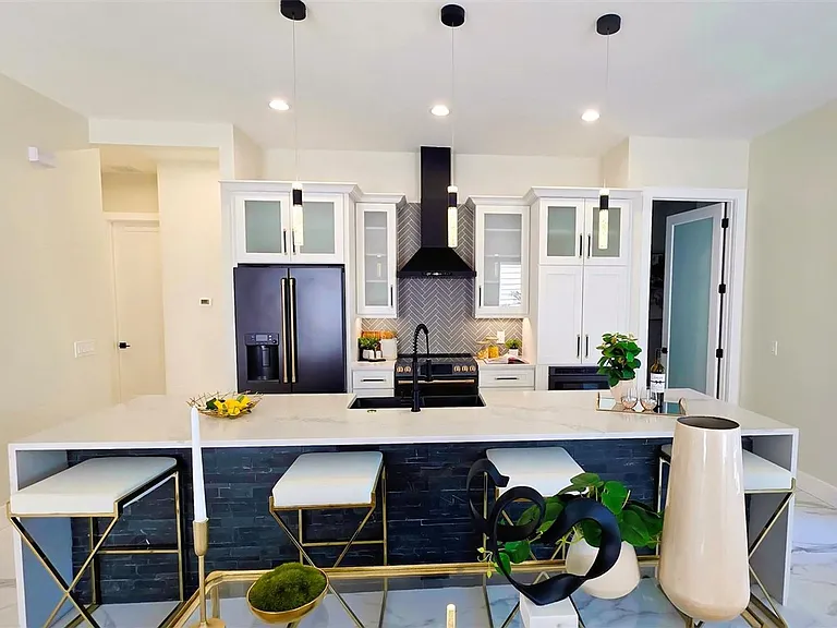 1156 Cocoanut Ave — Photo 11