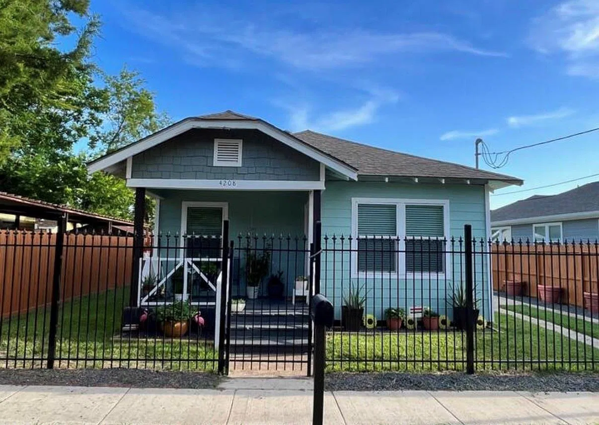 2 bed, 1.0 bath, 896 sqft, $2,400 — Photo 1