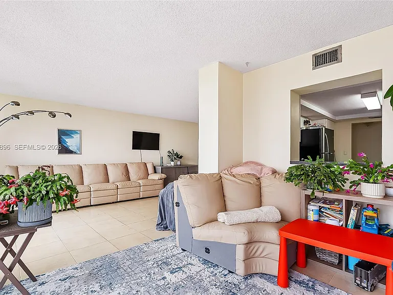 800 Parkview Dr #901 — Photo 6