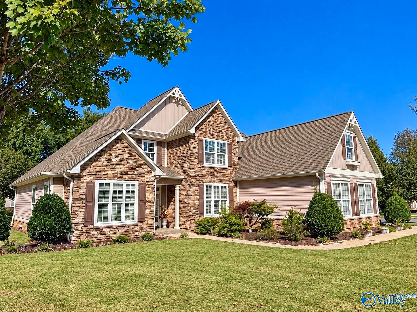 5 bed, 3.0 bath, 3082 sqft, $2,900 — Photo 2