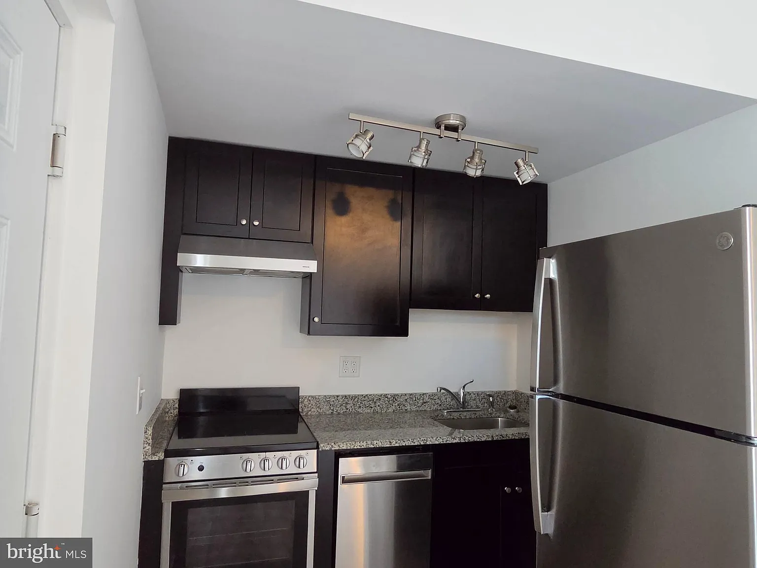 1 bed, 450 sqft, $1,200 — Photo 4