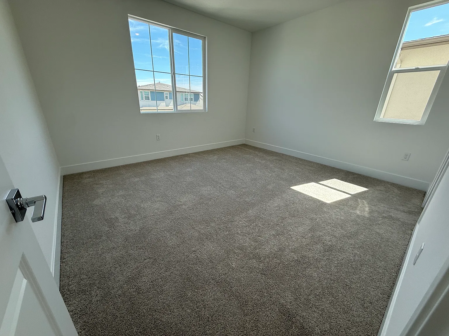 5 bed, 2877 sqft, $2,950 — Photo 3