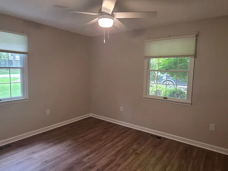 373 Lakeview Dr — Photo 6
