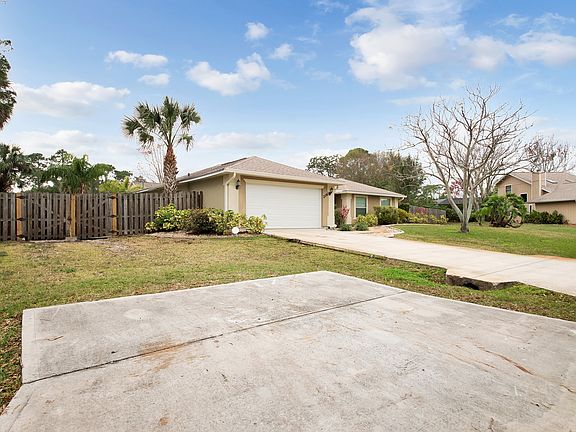 Oversized lot w/extra parkin