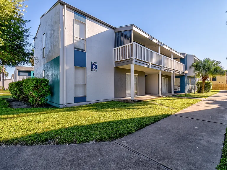 Bay Bluff Apartments — Photo 9