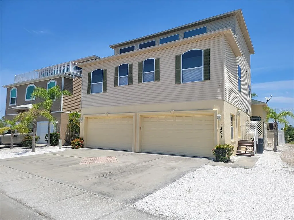 3 bed, 2.0 bath, 2245 sqft, $3,300 — Photo 1