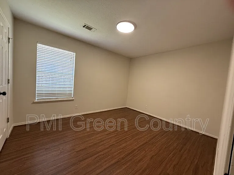 1800 W Jefferson St — Photo 11