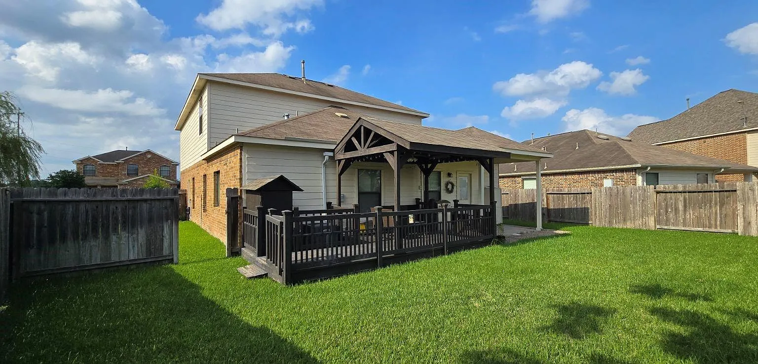 4 bed, 2.5 bath, 2430 sqft, $2,500 — Photo 3