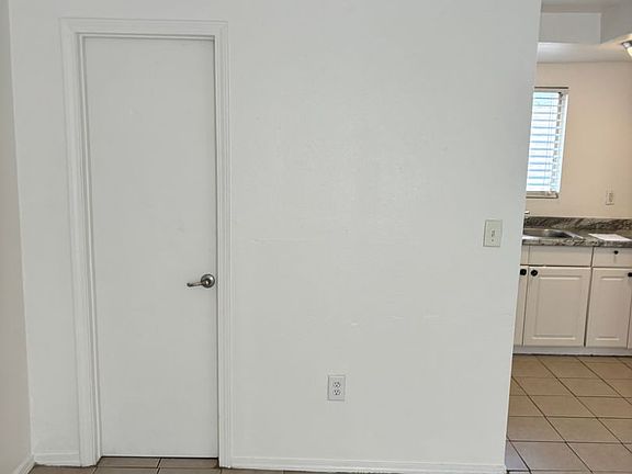 4th image of 403 N School St Unit 2