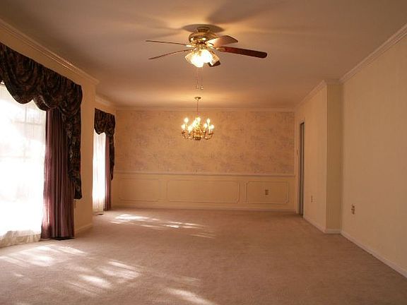 3rd image of 2709 Wooded Acres Dr